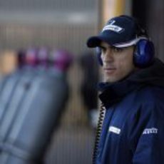 Pastor Maldonado espera para subirse al FW33