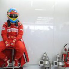 Alonso sentado dentro de su box en Valencia