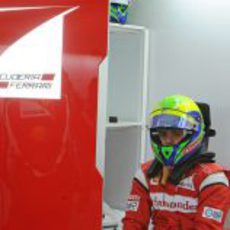 Felipe Massa espera en el box de la Scuderia Ferrari