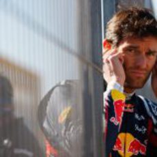 Mark Webber se protege del sonido de los monoplazas