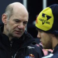 Adrian Newey dialoga con Vettel