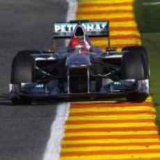 Michael Schumacher viene de frente en 2011