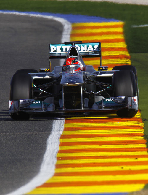 Michael Schumacher viene de frente en 2011