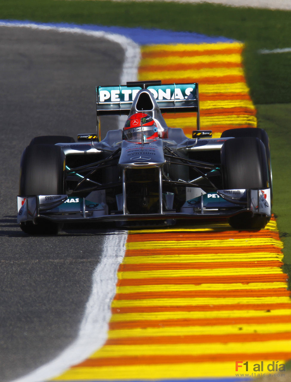 Michael Schumacher viene de frente en 2011