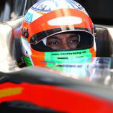 Narain Karthikeyan sentado en el F110