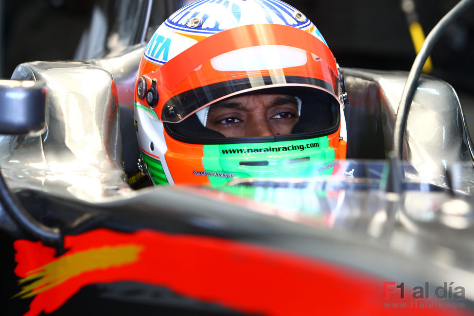 Narain Karthikeyan sentado en el F110
