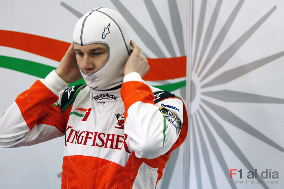 Nico Hülkenberg en el box de Force India