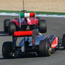 Lewis Hamilton persigue a un Ferrari en Jerez