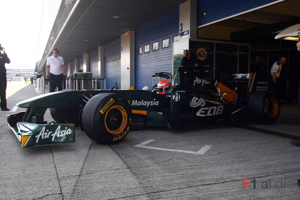 Jarno Trulli sale a la pista de Jerez con el T128