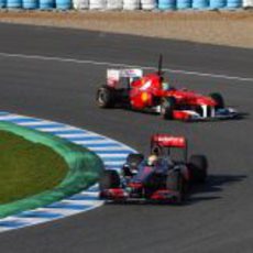 Hamilton es perseguido por Massa en Jerez
