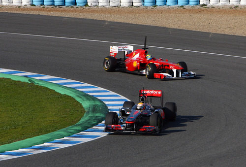 Hamilton es perseguido por Massa en Jerez