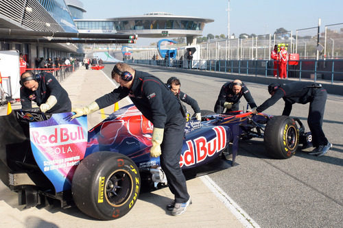 Alguersuari se mete en boxes