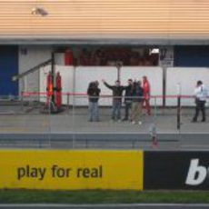 Las cámaras de laSexta frente al box de Ferrari en Jerez