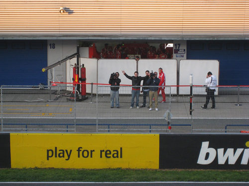 Las cámaras de laSexta frente al box de Ferrari en Jerez