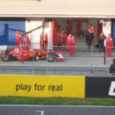 El Ferrari de Alonso vuelve a boxes en Jerez
