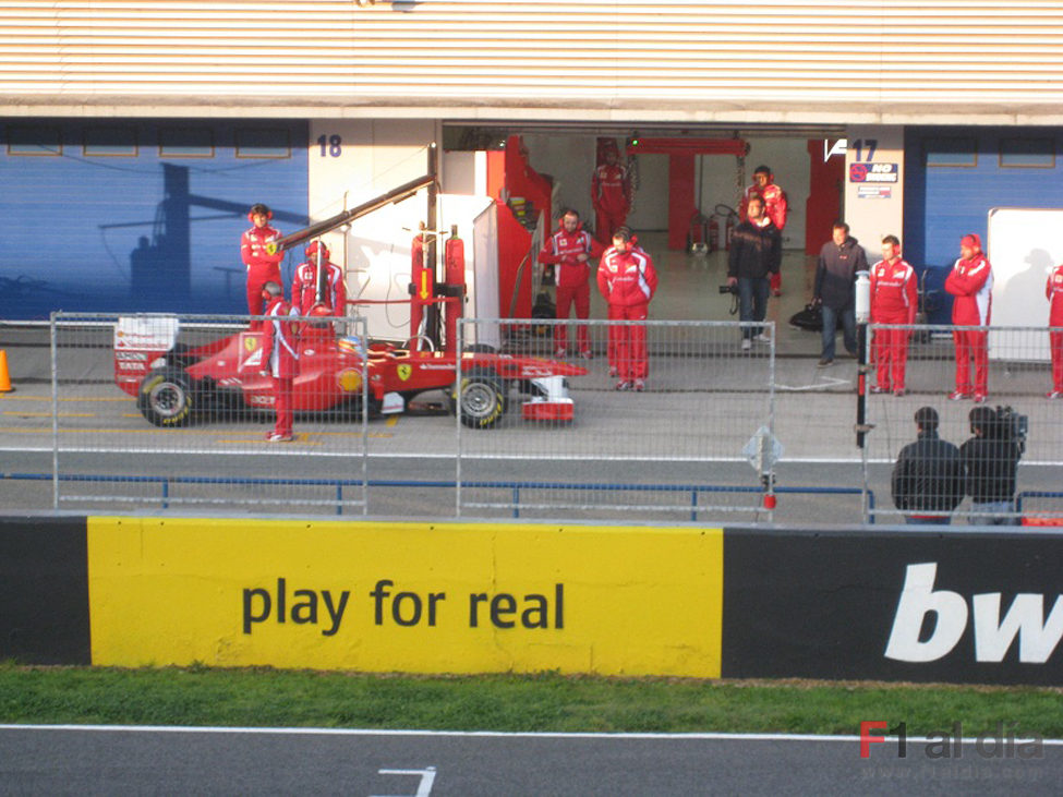 El Ferrari de Alonso vuelve a boxes en Jerez