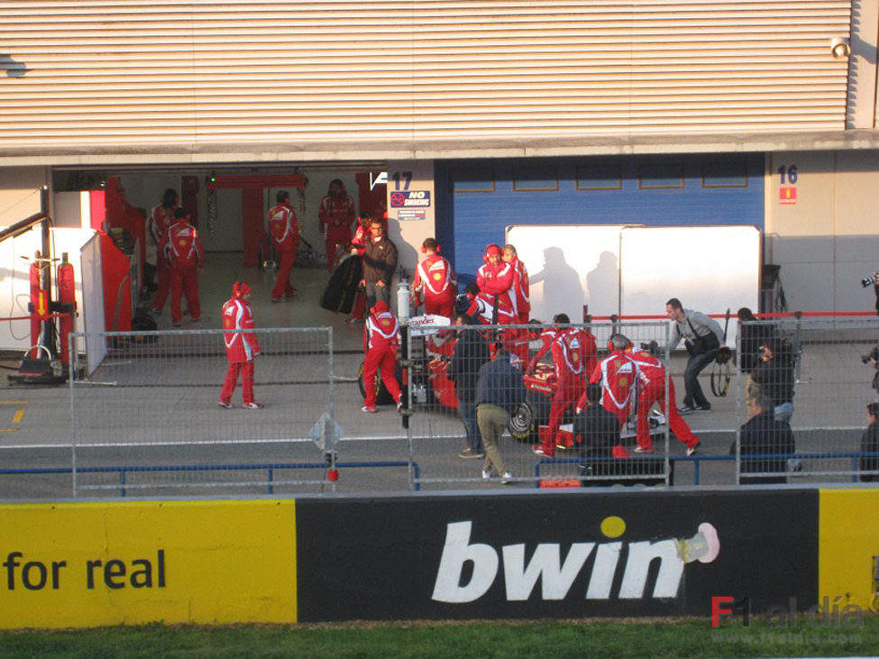 Alonso vuelve a boxes en Jerez