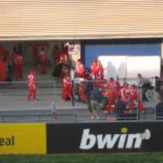 Alonso vuelve a boxes en Jerez