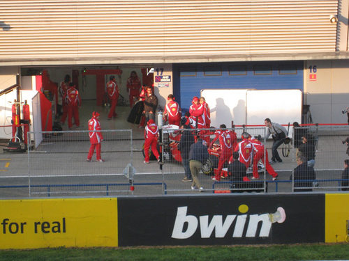 Alonso vuelve a boxes en Jerez
