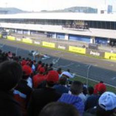 La afición observa al Force India pasar por la línea de meta de Jerez