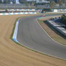 Alonso frente a la pista vacía de Jerez