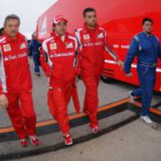 Fernando Alonso en el 'paddock' de Jerez