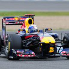 Sebastian Vettel se pone a los mandos del RB7 en Jerez