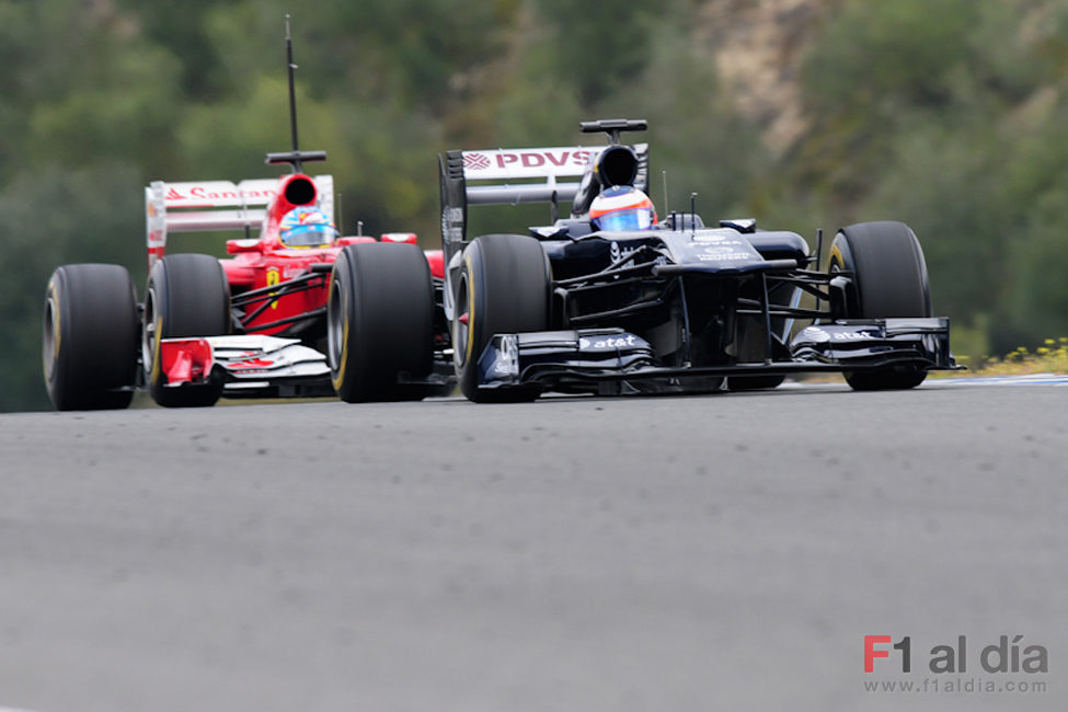 Alonso persigue a Barrichello en Jerez