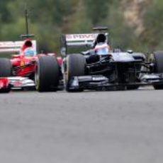 Alonso persigue a Barrichello en Jerez