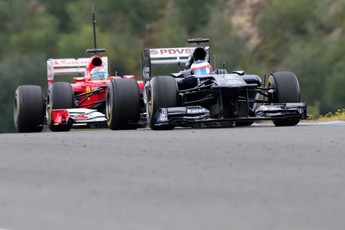 Alonso persigue a Barrichello en Jerez