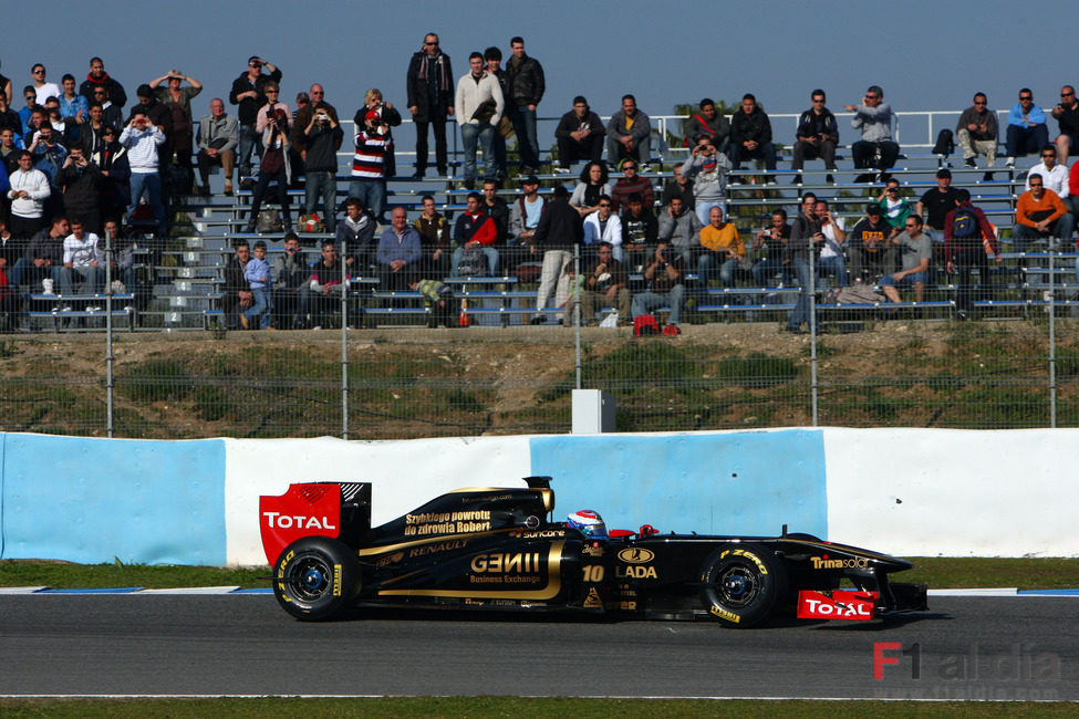 Gradas medio llenas en Jerez para ver los entrenamientos de 2011