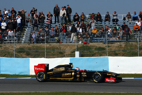 Gradas medio llenas en Jerez para ver los entrenamientos de 2011