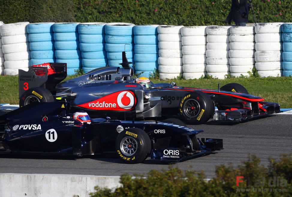 Barrichello y Hamilton rueda a rueda en Jerez