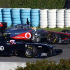 Barrichello y Hamilton rueda a rueda en Jerez