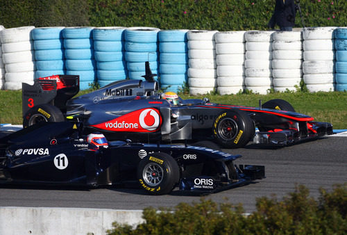 Barrichello y Hamilton rueda a rueda en Jerez