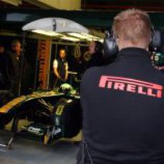 Pirelli vigilando el box del Team Lotus