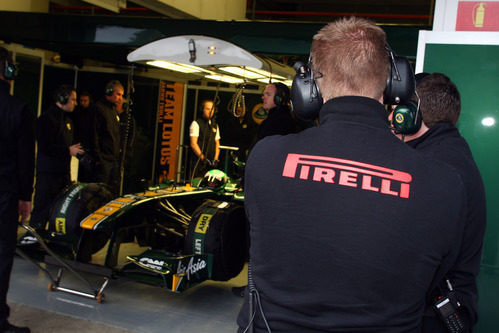 Pirelli vigilando el box del Team Lotus