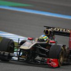 Bruno Senna prueba a los mandos del Lotus Renault GP