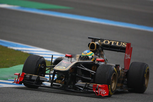 Bruno Senna prueba a los mandos del Lotus Renault GP