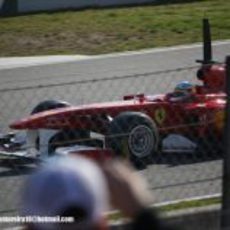 Fernando Alonso para ante la afición de Montmeló