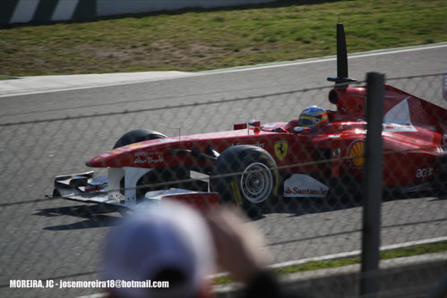 Fernando Alonso para ante la afición de Montmeló