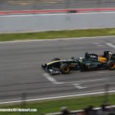 Uno de los pilotos probadores del Team Lotus en la recta de meta
