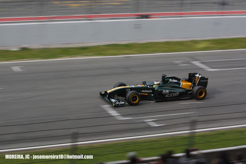 Uno de los pilotos probadores del Team Lotus en la recta de meta