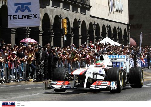 Sergio Pérez en las calles de Guadalajara