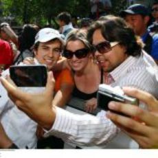 La afición mexicana se saca fotos con el 'Checo' Pérez