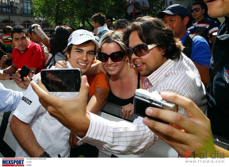 La afición mexicana se saca fotos con el 'Checo' Pérez