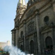 Quemando rueda frente a edificios importantes de la ciudad