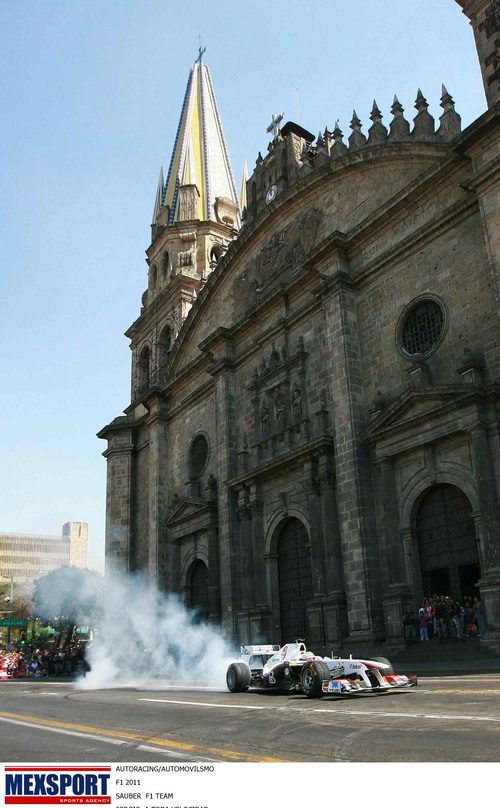 Quemando rueda frente a edificios importantes de la ciudad