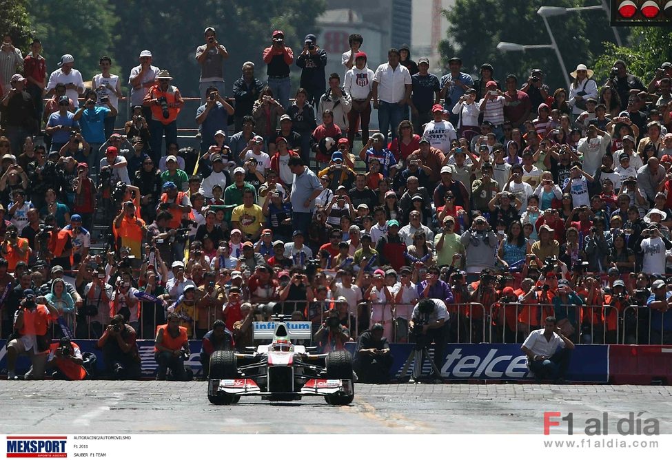 Miles de mexicanos vieron rodar al Sauber de Pérez