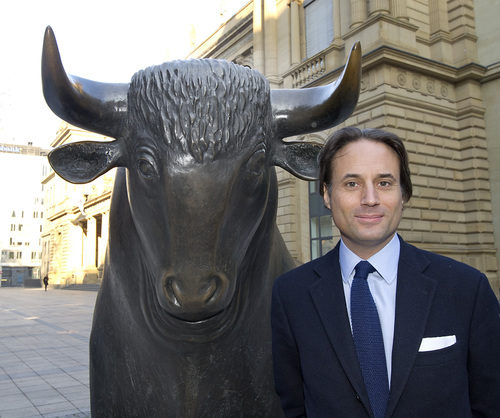 Adam Parr posa con el símbolo de la bolsa alemana